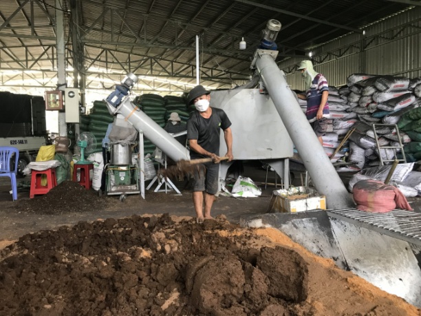 Mụn dừa kết hợp với phân trùn quế và tro trấu sẽ tạo ra sản phẩm đất sạch có giá trị cao. Ảnh: Minh Đảm.