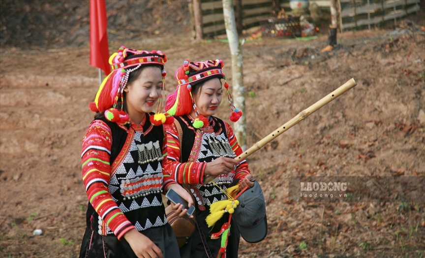 Những cô gái Hà Nhì trong trang phục truyền thống.