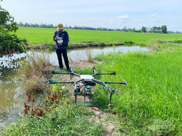 Sử dụng máy bay không người lái (drone) để phun thuốc BVTV. Ảnh: Lê Hoàng Vũ.