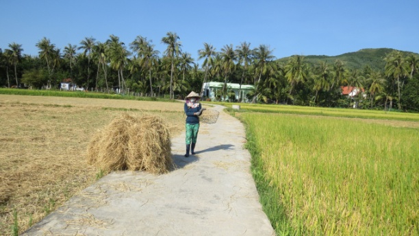 Người nông dân Phú Yên vui mừng vì nhờ xây dựng nông thôn mới mà cuộc sống của họ ngày càng cải thiện. Ảnh: HN.