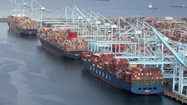 Các container vận chuyển được dỡ xuống từ tàu tại một bến cảng tại khu phức hợp Cảng Long Beach-Cảng Los Angeles ở Los Angeles, ngày 7/4/2021. Ảnh: Reuters.
