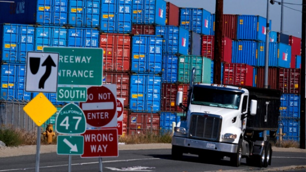 Các container hàng hóa được xếp chồng lên nhau tại Cảng Los Angeles, ngày 20/10/2021 ở San Pedro, California. Ảnh: AP.