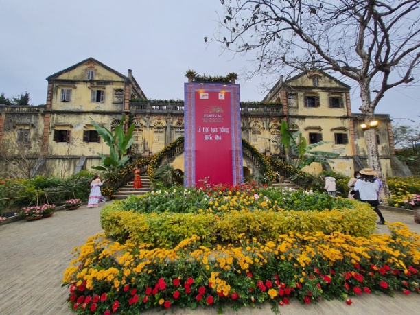 Hoa hồng ngập tràn trên các lối đi và xung quanh dinh thự Hoàng A Tưởng khiến du khách thích thú, chụp ảnh lưu niệm. 