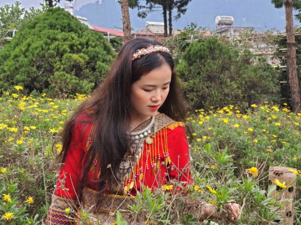 Cô gái Bắc Hà thích thú với vườn hoa được trồng trong khuôn viên dinh Hoàng A Tưởng.