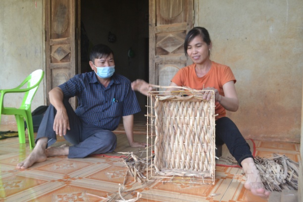 Tổ nghề nghiệp đan lát lục bình giải quyết lao động nhàn rỗi tại địa phương. Ảnh: Trần Trung.