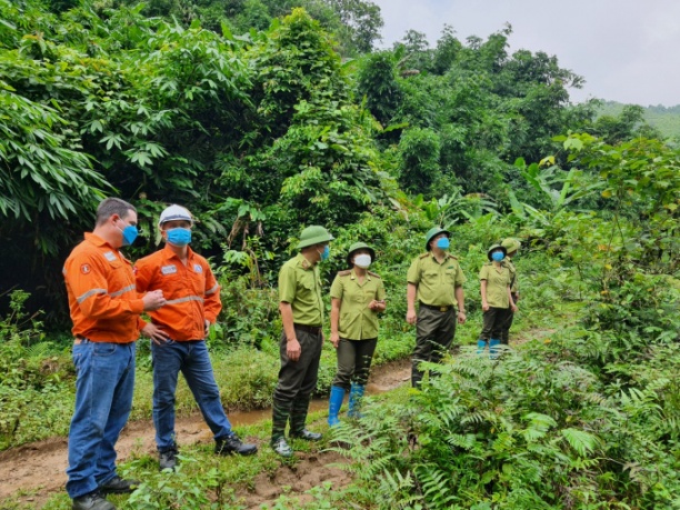 Phối hợp với Quỹ Bảo vệ và Phát triển rừng Thái Nguyên đi tham quan thực tế tại diện tích rừng trồng thay thế tại huyện Định Hóa, tỉnh Thái Nguyên.