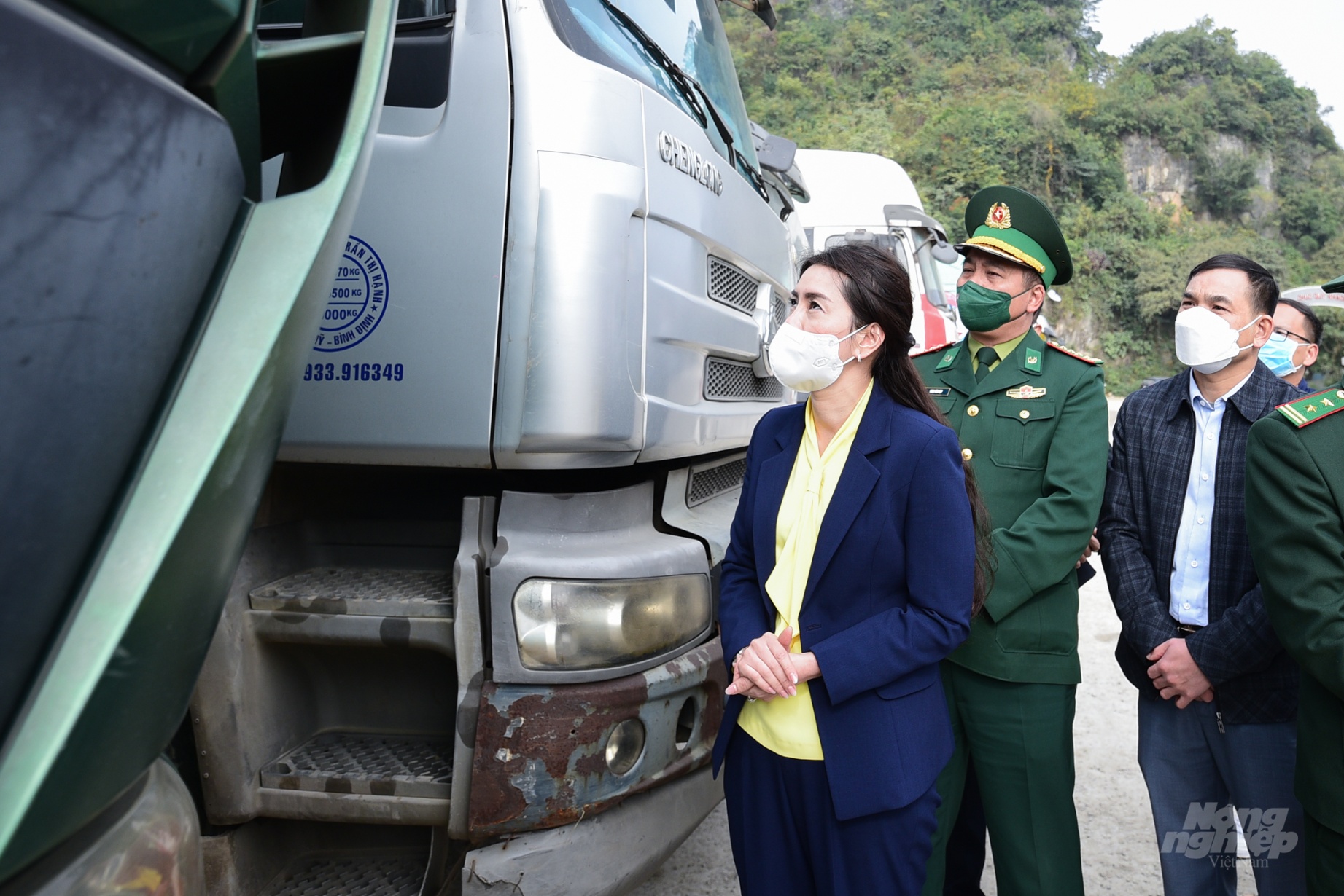 Sáng 14/12, bà Đoàn Thu Hà, Phó Chủ tịch UBND tỉnh Lạng Sơn đến kiểm tra tình hình ùn ứ xe container tại khu vực Cửa khẩu Tân Thanh. Ảnh: Tùng Đinh.