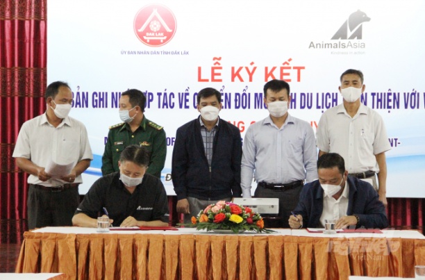 img_5269-135950_233.jpg Lãnh đạo UBND tỉnh Đăk Lăk và đại diện Tổ chức Động vật Châu Á ký kết bản ghi nhớ. Ảnh: Quang Yên.