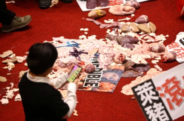 Hình ảnh sau khi xảy ra cuộc chiến 'ném nội tạng lợn' tung tóe khắp sàn tòa nhà lập pháp Đài Loan cuối năm ngoái. Ảnh: RT
