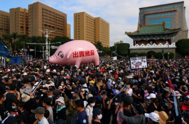 Người dân Đài Loan biểu tình phản đối việc nhập khẩu thịt lợn Mỹ có chứa ractopamine tại Đài Bắc,  tháng 11 năm 2020. Ảnh: RT