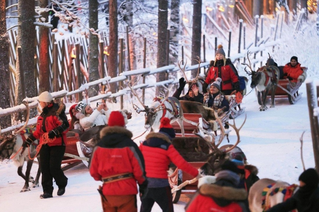 Du khách tận hưởng không khí lễ hội tại làng Santa Claus, Lapland, Phần Lan. Nguồn: Kyodo