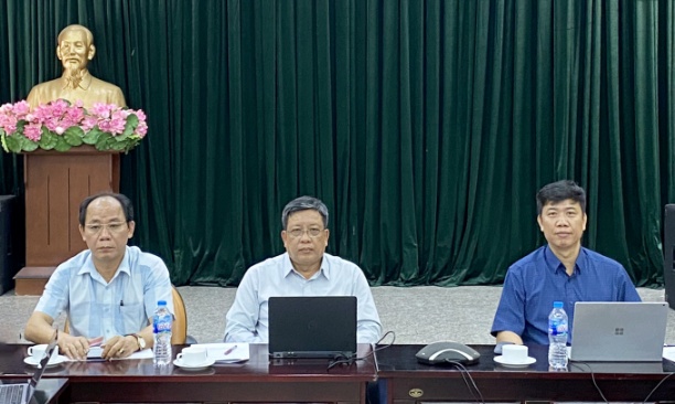 Ông Lê Viết Bình, Phó Chánh văn phòng Bộ NN-PTNT (trái) và ông Lê Thanh Tùng, Phó Cục trưởng Cục Trồng trọt (giữa) điều hành diễn đàn tại đầu cầu phía Nam. 