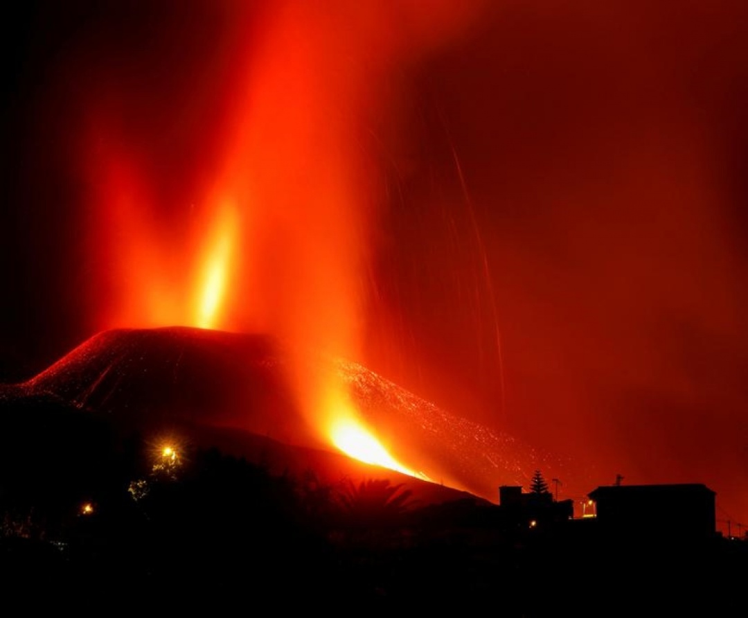 Dung nham và khói bốc lên sau khi núi lửa phun trào trên đảo Canary của La Palma, ở El Paso, Tây Ban Nha, ngày 25/9/2021.