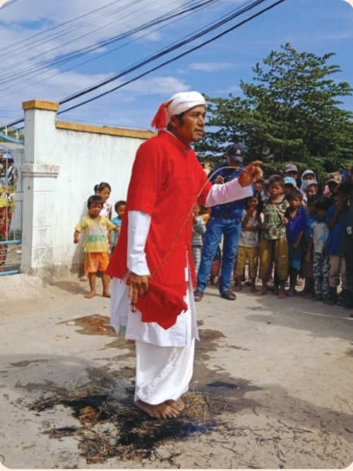 Điệu múa đạp lửa trong lễ cúng Po Nai - Po Riyak (Ảnh TTNCVH Chăm)