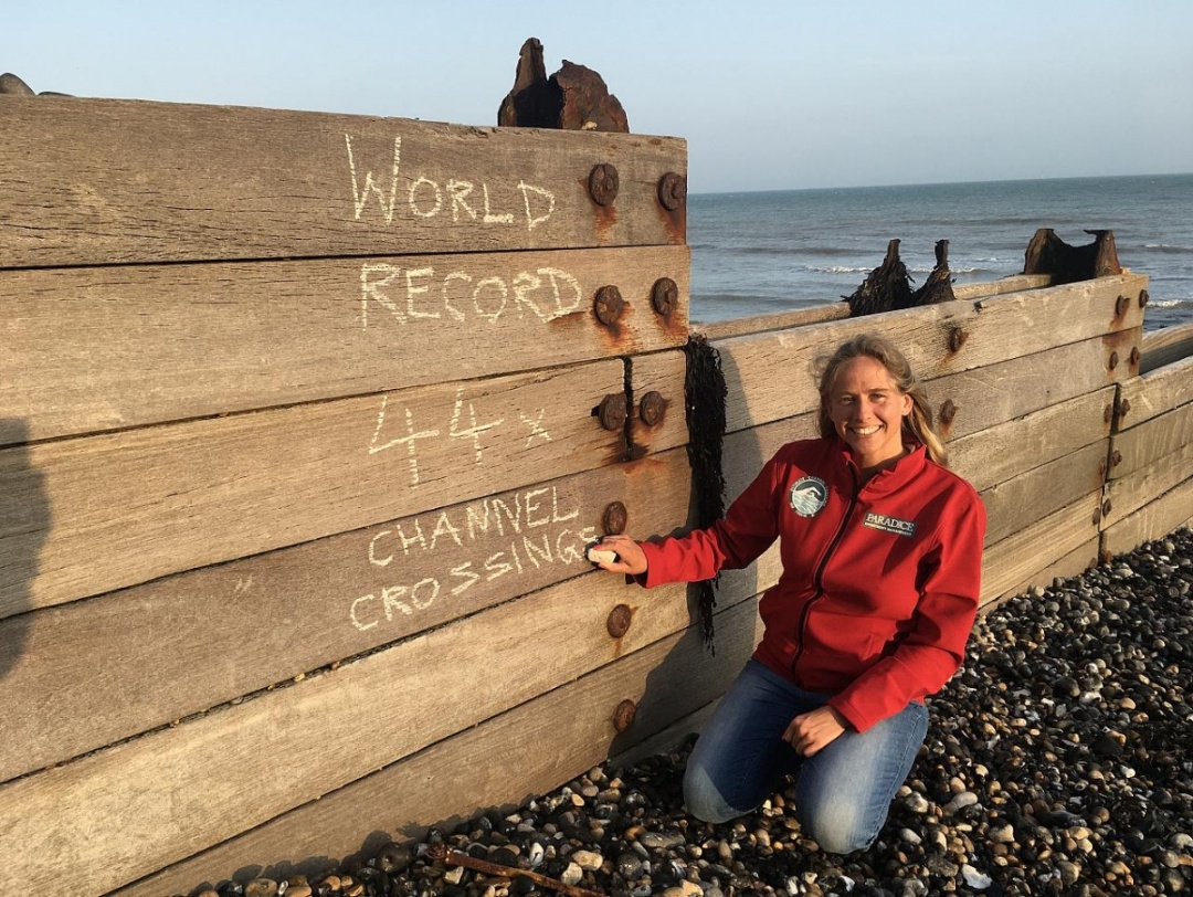 Hồi tháng 10/2021, Chloë McCardel đã trở thành người bơi qua eo biển Manche (còn gọi là eo biển Anh) nhiều nhất thế giới, với 44 lần. Chặng bơi này kéo dài khoảng 34km, trung bình Chloë mất hơn 10 tiếng để hoàn thành một lượt. Đôi khi cô bơi qua lại eo biển vài lần không nghỉ, từ Anh sang Pháp rồi ngược lại. Trước đó hồi năm 2014, cô từng lập kỷ lục bơi đường dài lâu nhất trên đại dương, với 124km liên tục tại Bahamas trong khoảng 2 ngày. Nguồn: Dave Chisholm
