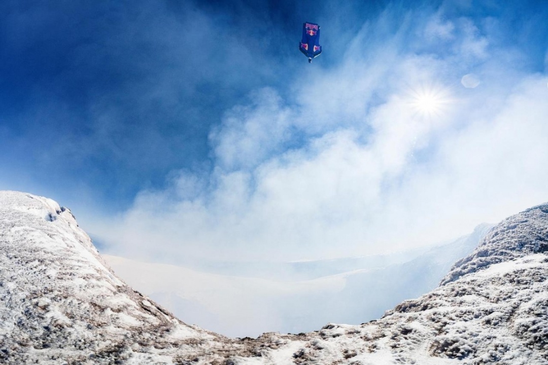 Bay trên miệng núi lửa chưa tắt được coi là trải nghiệm dũng cảm nhất mà một du khách từng thực hiện trong năm 2021. Với bộ đồ lượn (wingsuit), cựu phi công Sebastian Alvarez đã bay qua miệng núi lửa Villarrica (Pucón, Chile) vẫn đang hoạt động, với lần phun trào gần nhất là năm 2015. Để hoàn thành kỳ tích này, Sebastian Alvarez đã dành nhiều thời gian nghiên cứu về núi lửa, cột khói, áp suất không khí, tốc độ gió... và hơn 500 lần nhảy trên khắp thế giới để tích lũy kinh nghiệm. Nguồn: Jean Louis de Heeckeren / Red Bull Content Pool.