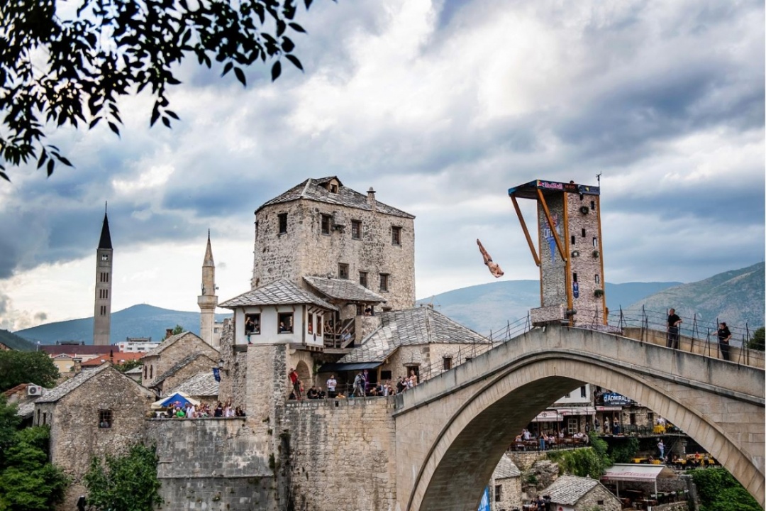 Tục lệ nhảy khỏi cây cầu Stari Most ở Mostar, Bosnia đã có từ hàng trăm năm trước, nhưng trở nên phổ biến hơn vào năm 2021. Dân làng tin rằng mọi chàng trai đều phải hoàn thành cú nhảy từ cây cầu cao hơn 20 m này vào tuổi 16, nếu không muốn trở thành kẻ thất bại trong công việc. Ngày nay, cây cầu có thêm các bục nhảy và nhiều hạng mục thi đấu khác nhau, để người lớn, trẻ em, vận động viên và du khách có thể thử lao mình xuống dòng sông Neretva. Nguồn: Romina Amato / Red Bull Content Pool.