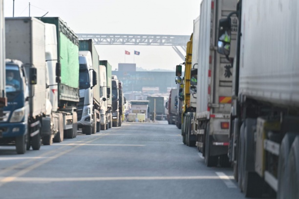 Hiện tại, lượng hàng đã đến cửa khẩu, lối mở biên giới đường bộ chờ làm thủ tục xuất khẩu trên địa bàn Quảng Ninh còn khoảng 1.600 container và 450 phương tiện đã làm thủ tục xuất cảnh sang Trung Quốc còn lưu lại bên Trung Quốc. Ảnh: Ảnh: TL.