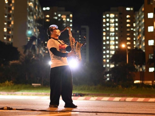 Nghệ sĩ saxophone Trần Mạnh Tuấn biểu diễn tại bệnh viện dã chiến.