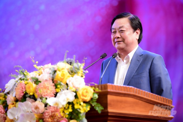 Bộ trưởng Lê Minh Hoan dành hơn 1 giờ đồng hồ để chia sẻ, đóng góp ý kiến về hướng phát triển cho ngành nông nghiệp Hải Dương chiều 11/1. Ảnh: Tùng Đinh.