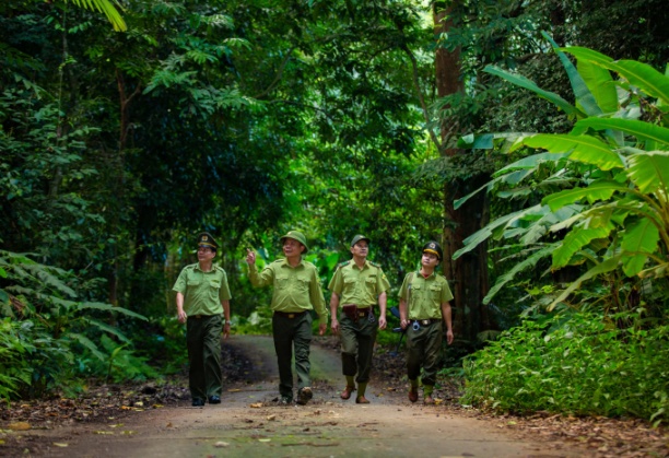 Cán bộ, chiến sĩ kiểm lâm Vườn Quốc gia Cúc Phương chuẩn bị cho một chuyến tuần tra bảo vệ rừng.