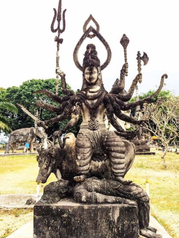 Bức tượng độc đáo ở Xieng Khuan