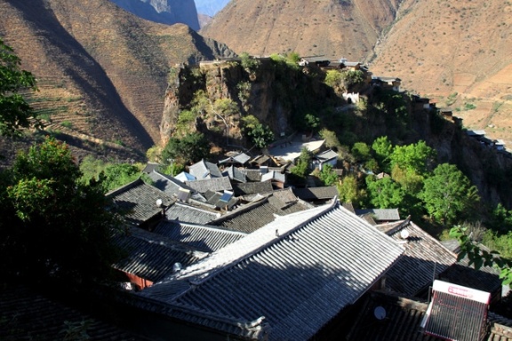 Ngôi làng cổ trên vách núi đá của người Naxi ở Trung Quốc 2