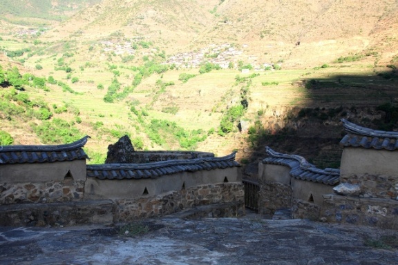 Ngôi làng cổ trên vách núi đá của người Naxi ở Trung Quốc 4