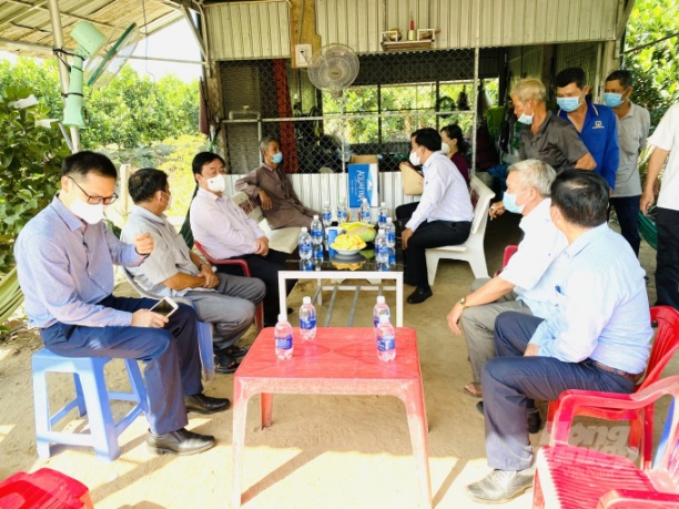 Bộ trưởng Bộ NN-PTNT Lê Minh Hoan ghé thăm Hội quán Tân Mỹ, ở huyện Thanh Bình (Đồng Tháp). Ảnh: Lê Hoàng Vũ.
