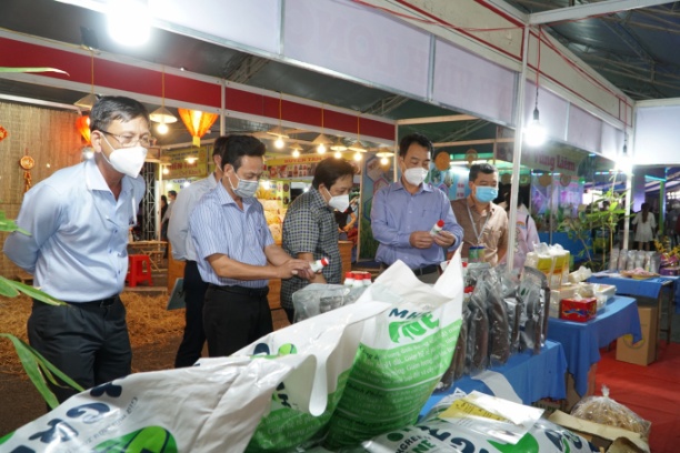 Ban tổ chức tham quan các sản phẩm OCOP tại Festival lúa gạo Việt  Nam 2021. Ảnh: Minh Đảm.