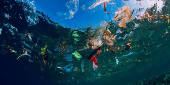 Phải mất hàng trăm năm rác nhựa mới phân hủy hoàn toàn dưới đại dương. Ảnh: Getty