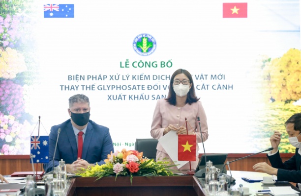 Bà Nguyễn Thị Thu Hương, Phó Cục trưởng Cục bảo vệ thực vật (Bộ NN-PTNT) công bố biện pháp xử lý kiểm dịch thực vật mới đối với hoa cắt cành xuất khẩu sang Úc. Ảnh: Trung Quân.