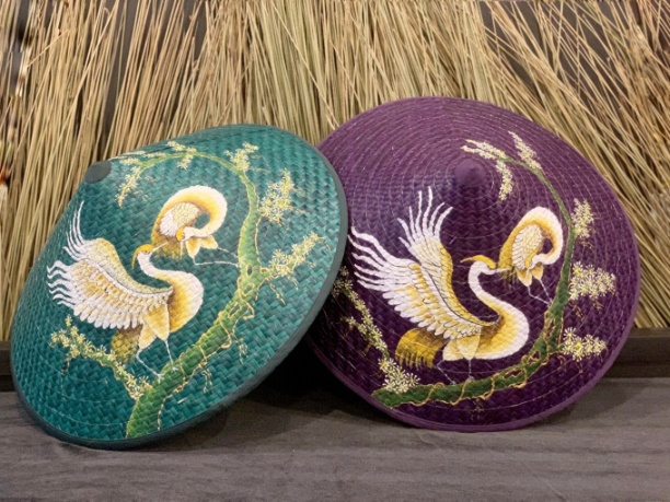 Chiếc nón Huế từ cỏ bàng kết hợp với hoa văn của hội họa, tạo thành một nét rất duyên cho sản phẩm. Ảnh: Bảo Hòa.