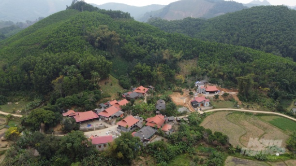 Một góc bản làng Khuôn Bang, nơi có hơn 70% người dân có tài sản tiền tỷ nhờ thu nhập từ rừng. Ảnh: Toán Nguyễn.