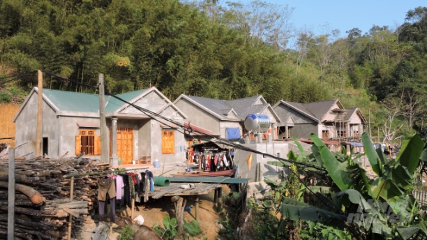 Những ngôi nhà xây to đẹp ở xã Xuân La, huyện Pác Nặm được xây dựng từ tiền bán gỗ rừng trồng. Ảnh: Toán Nguyễn.