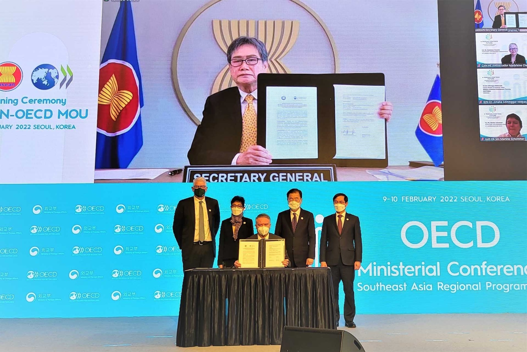 Lễ ký kết Biên bản ghi nhớ (MOU) về thúc đẩy hợp tác giữa ASEAN và OECD. Tổng Thư ký OECD và Tổng Thư ký ASEAN ký qua hình thức trực tuyến. (Nguồn: TTXVN)