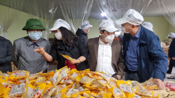 Các loại sản phẩm nông sản của huyện Xín Mần được chế biến thành phẩm trước khi xuất khẩu sang thị trường Nhật Bản. Ảnh: Toán Nguyễn.
