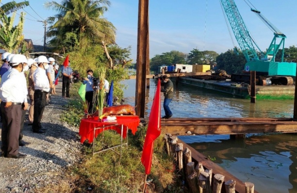 Khởi công xây dựng đập thép ngăn mặn kênh Nguyễn Tấn Thành ở Tiền Giang. Ảnh: Minh Đảm.