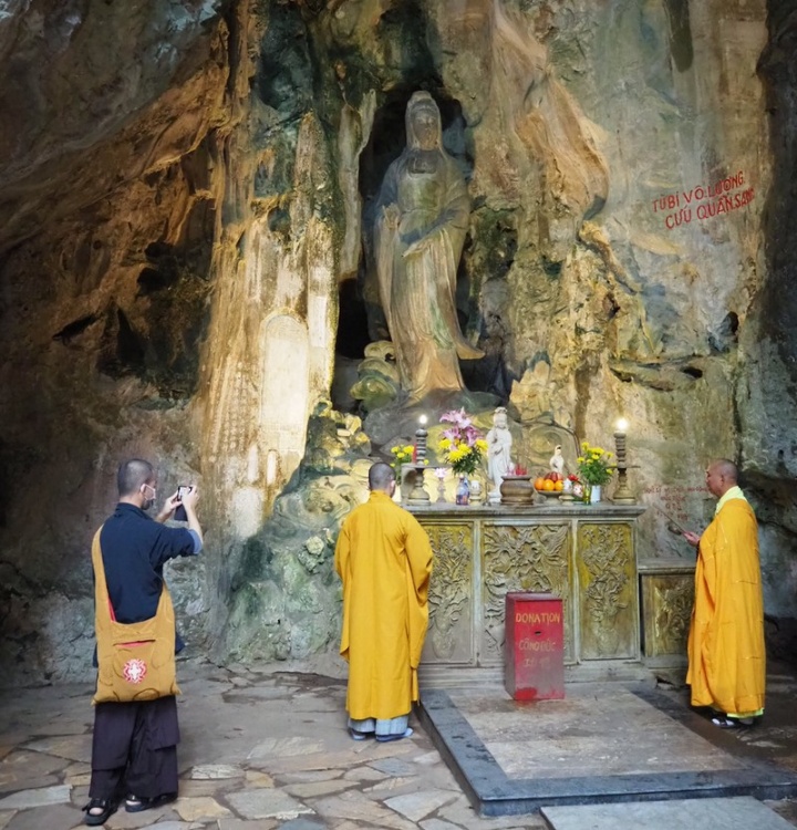 Tấm bia đá cổ đặc biệt trong hang động và mối lương duyên Việt Nhật - ảnh 1