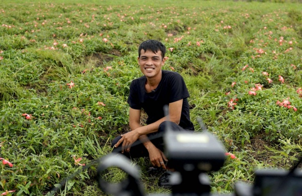 Nụ cười của giám đốc nông dân Nguyễn Vũ Linh. Ảnh: Đình Tú.