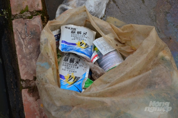 Những vỏ bao thuốc trị bọ nhảy Tàu, nhập lậu tìm thấy trong một túi rác ở xã Yên Phú, huyện Yên Mỹ, tỉnh Hưng Yên. Ảnh: Dương Đình Tường.
