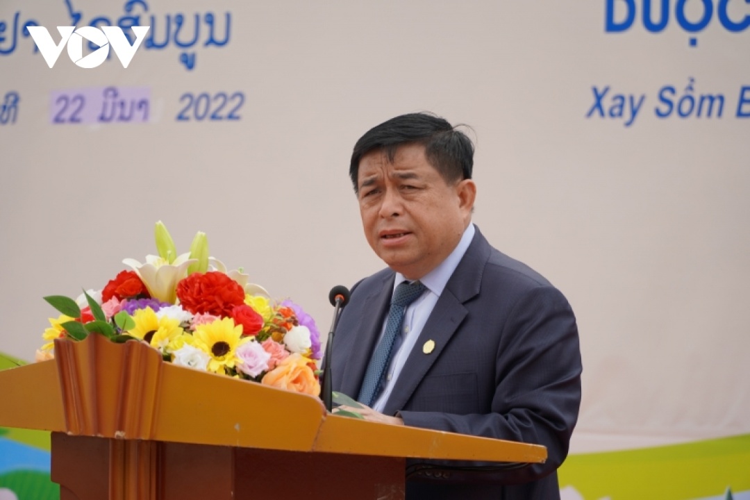 Bộ trưởng Bộ Kế hoạch và Đầu tư Việt Nam Nguyễn Chí Dũng phát biểu tại Lễ khánh thành Nhà máy chế biến nông sản và dược liệu Saysomboun.