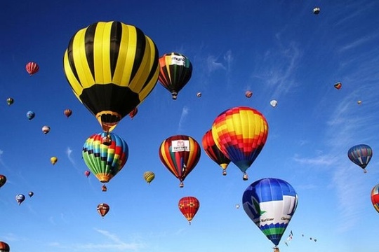 Khinh khí cầu nhiều màu sắc sẽ bay trên không trung, khu vực ven sông Hồng, Hà Nội. (Ảnh minh họa)