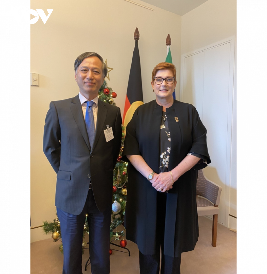 Ngoại trưởng Australia Marise Payen (phải) tiếp Đại sứ Việt Nam tại Australia Nguyễn Tất Thành.