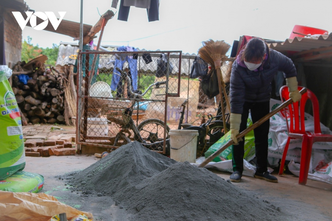 Người dân trồng vải Bắc Giang lo lắng khi giá phân bón liên tục tăng cao.