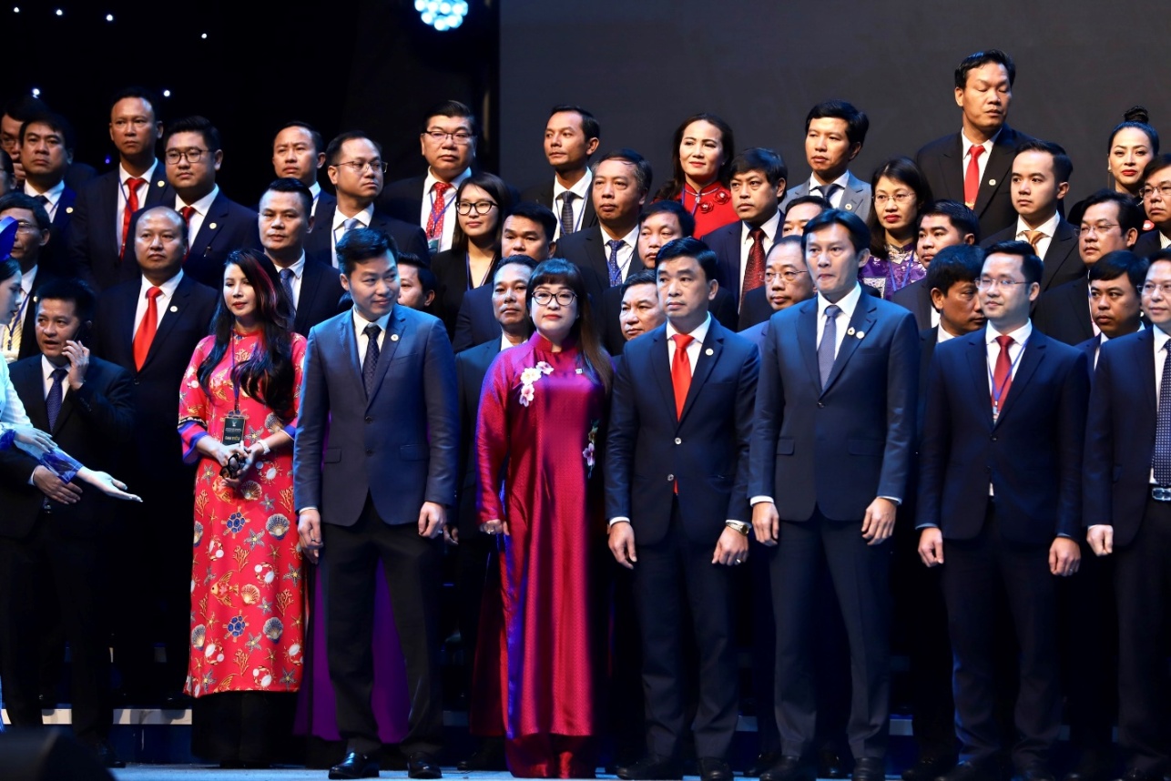 Các ủy viên Ủy ban Trung ương Hội Doanh nhân trẻ Việt Nam khóa VII, nhiệm kỳ 2022-2025 ra mắt đại hội - Ảnh: Phuc Khang Corporation  