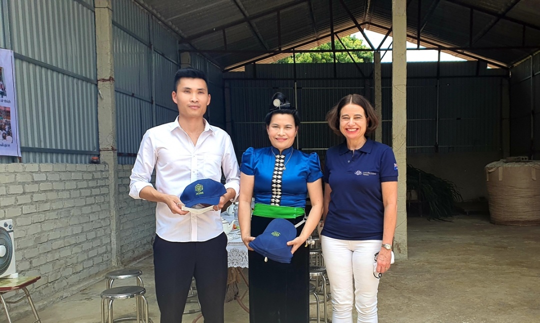 Đại sứ Robyn Mudie trao quà kỷ niệm cho các thành viên Hợp tác xã Chăn nuôi Điện Biên trong chuyến thăm tỉnh Điện Biên mới đây.
