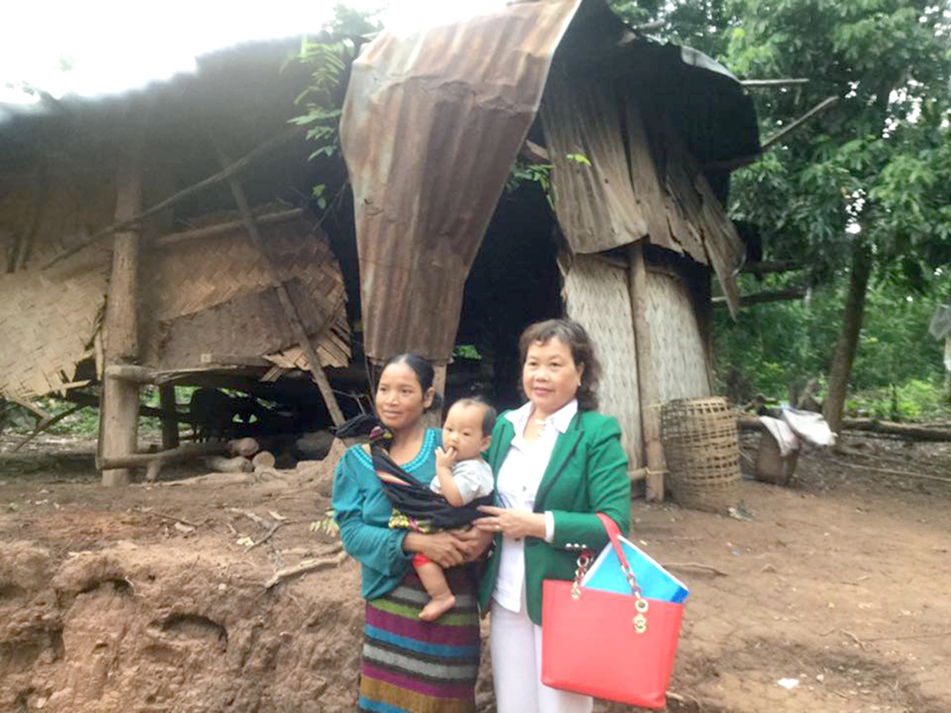 Cô Nguyễn Thị Hồng Vân (phải) trong một chuyến khảo sát hỗ trợ học trò nghèo ở miền núi Quảng Trị