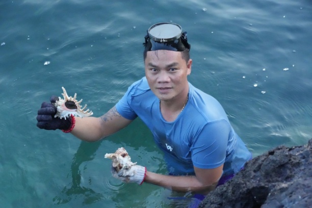 Nhờ ao chắn sóng, anh Trần Văn Chơn nuôi ốc đặc sản trong ao rất nhanh lớn, gần như không có rủi ro. Ảnh: Phúc Lập.