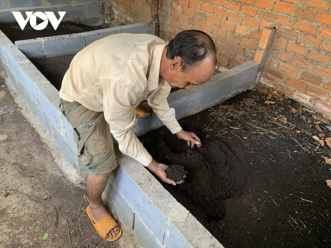 Ông Đỗ Hữu Minh tận dụng phân thỏ nuôi trùn quế.